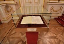 Kopia Konstytucji 3 maja Sala Senatorska Zamku Królewskiego w Warszawie