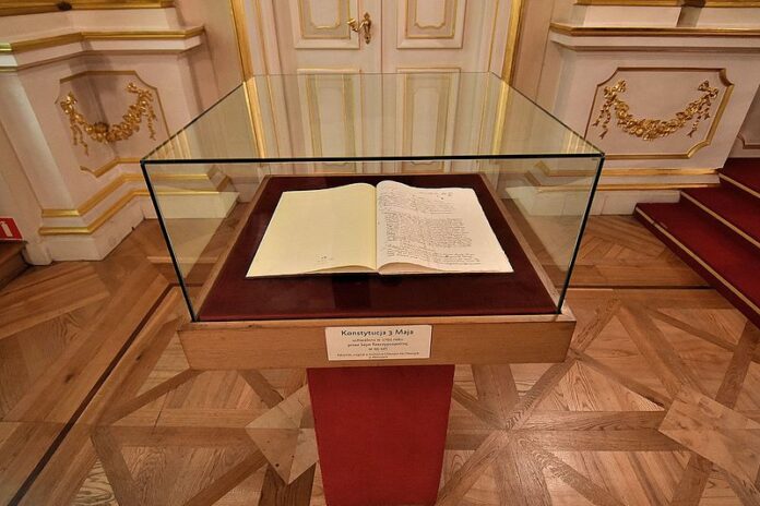 Kopia Konstytucji 3 maja Sala Senatorska Zamku Królewskiego w Warszawie