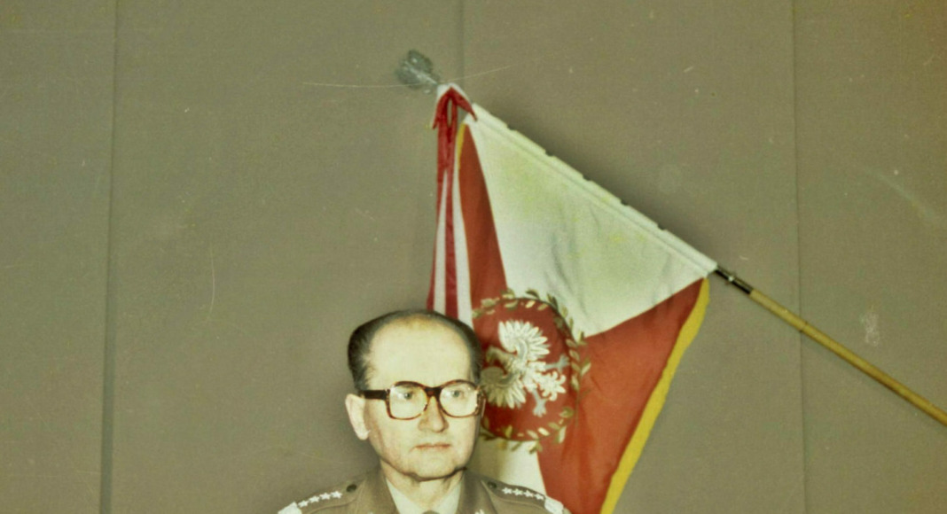 Gen. Wojciech Jaruzelski przygotowuje się w studiu telewizyjnym do odczytania przemówienia informującego o wprowadzeniu stanu wojennego. Warszawa, 13 XII 1981