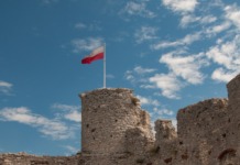 Polska Flaga. Zamek