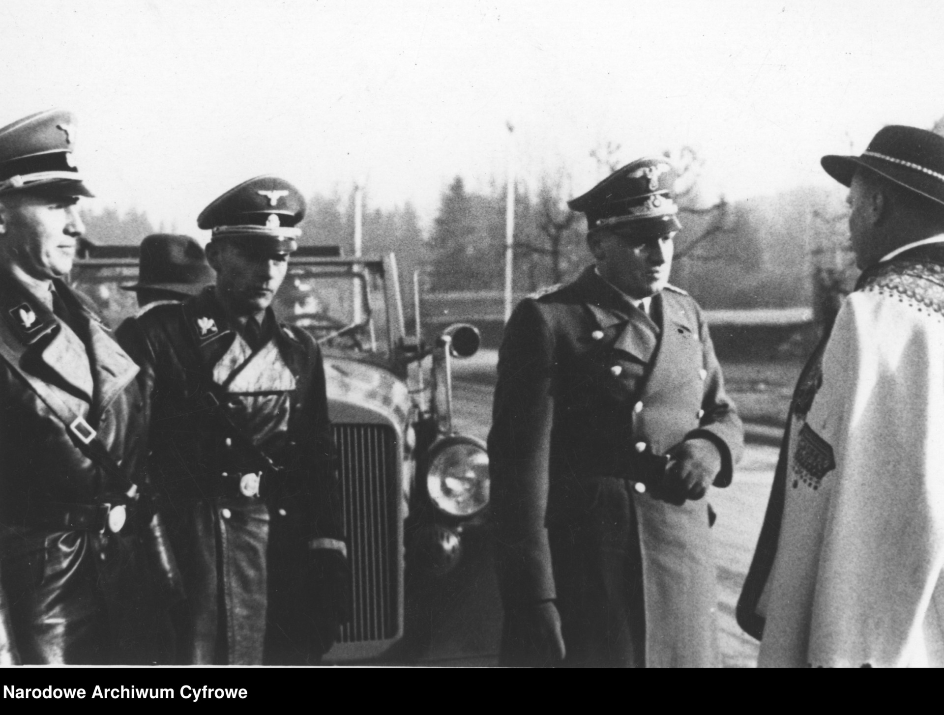Przewodniczący Komitetu Góralskiego Wacław Krzeptowski (w stroju góralskim) wita gubernatora Hansa Franka. Obok widoczny Otto von Wachter (pierwszy z lewej).