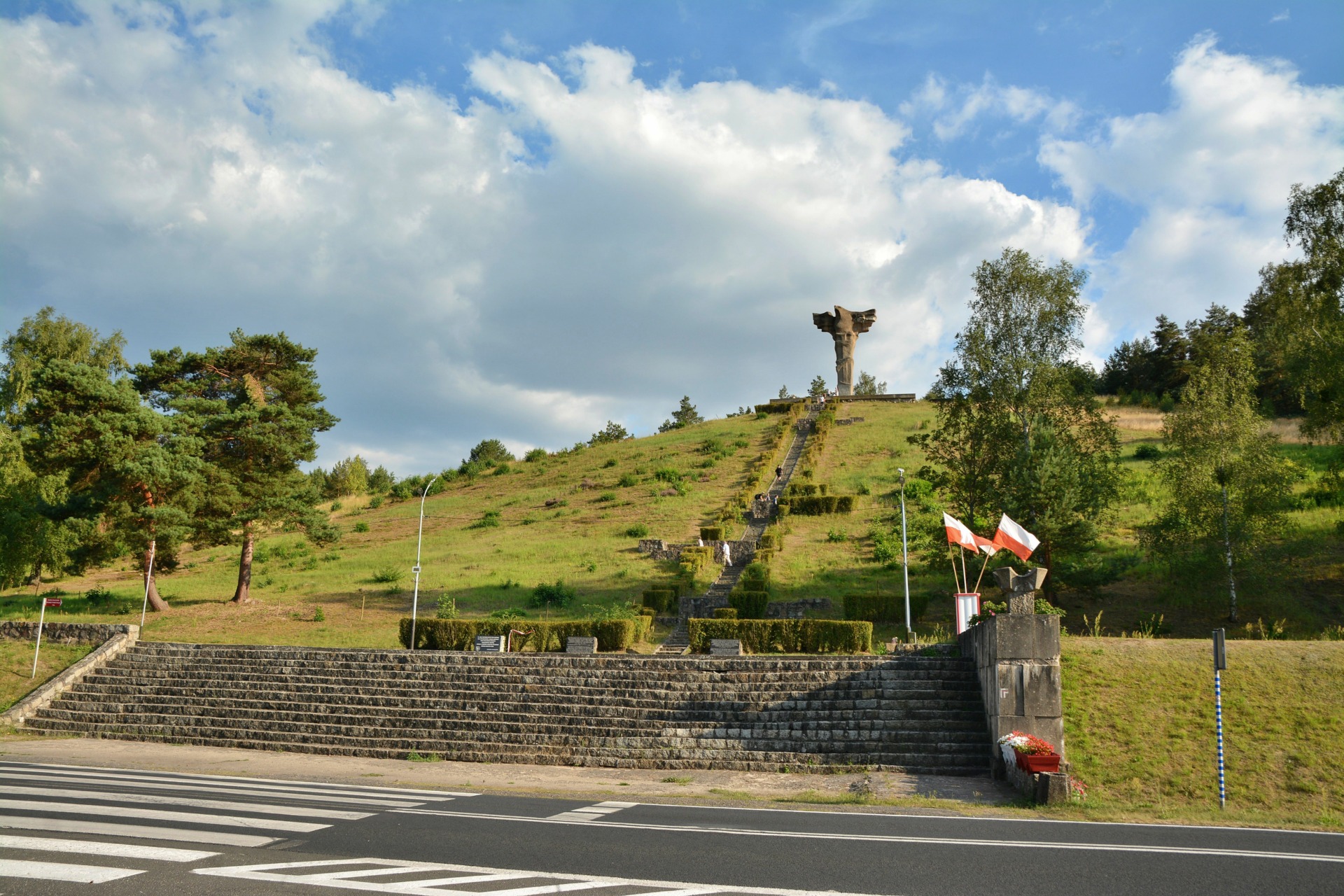 Pomnik na szczycie wzniesienia na Gorze Czcibora koło Cedyni